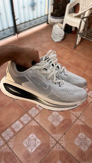 Nike Vomero 18 Gris/Blanco