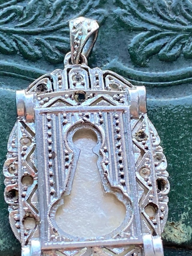 Prezioso antico ciondolo in argento e madreperla