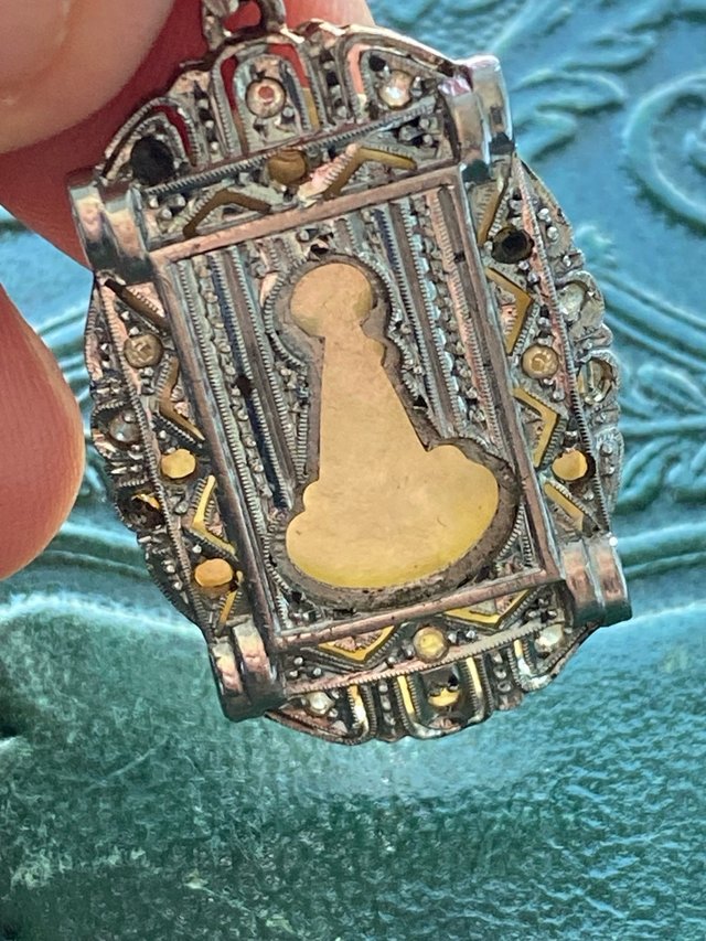 Prezioso antico ciondolo in argento e madreperla