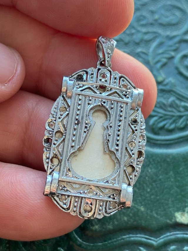 Prezioso antico ciondolo in argento e madreperla