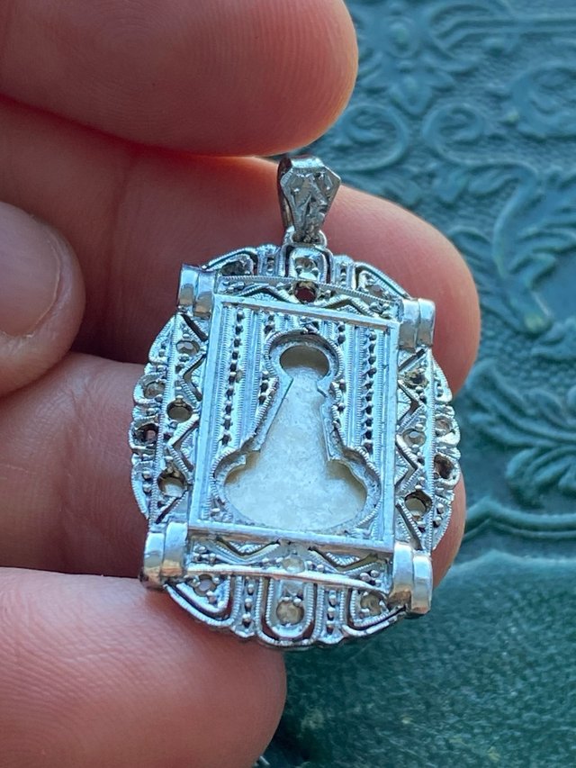 Prezioso antico ciondolo in argento e madreperla