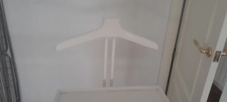 Perchero de madera blanco con cajones