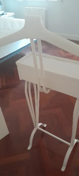 Perchero de madera blanco con cajones