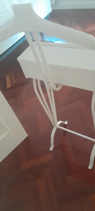 Perchero de madera blanco con cajones