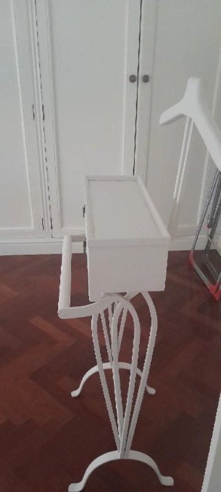 Perchero de madera blanco con cajones