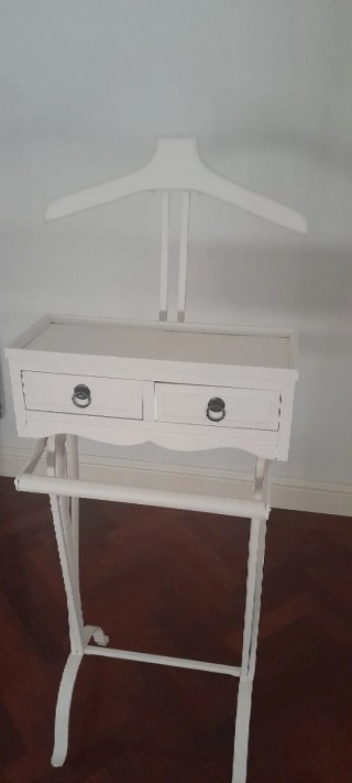Perchero de madera blanco con cajones