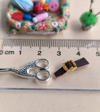 Cesto costura con alfiletero casa muñecas