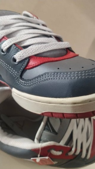 Zapatillas de skate grises y rojas