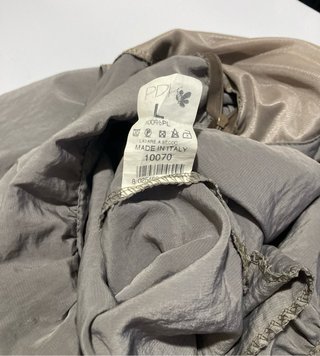 Tuta intera grigio chiaro.