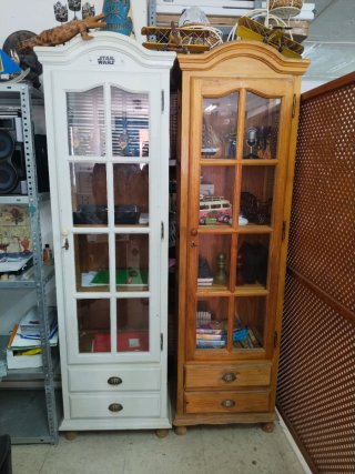 Mueble vitrina madera y blanco