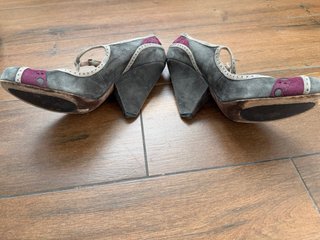 Zapatos tacón Pura Lopez ante bicolor