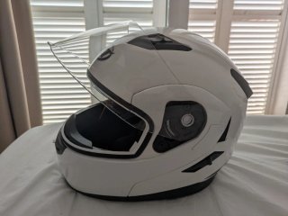 Dos cascos de moto modular negro y blanco