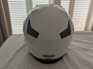 Dos cascos de moto modular negro y blanco