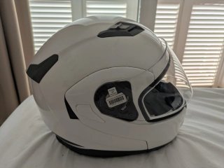 Dos cascos de moto modular negro y blanco
