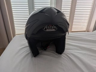 Dos cascos de moto modular negro y blanco