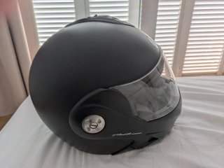 Dos cascos de moto modular negro y blanco