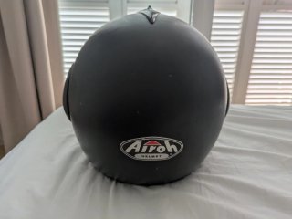 Dos cascos de moto modular negro y blanco