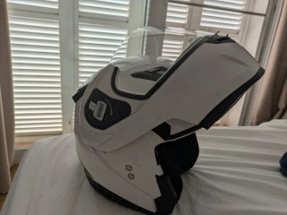 Dos cascos de moto modular negro y blanco