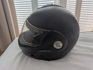 Dos cascos de moto modular negro y blanco