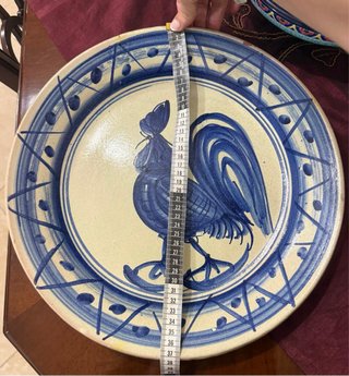 Antico piatto in ceramica decorato gallo