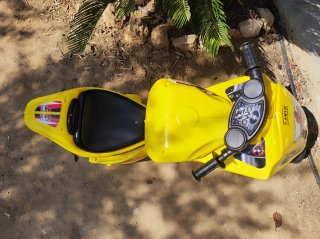 Moto correpasillos Injusa XL Amarilla