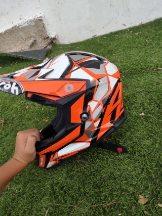 Casco Airoh Naranja con todas las  nstrucciones