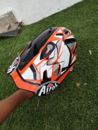 Casco Airoh Naranja con todas las  nstrucciones