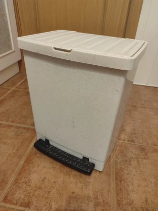 Cubo de basura blanco con pedal negro