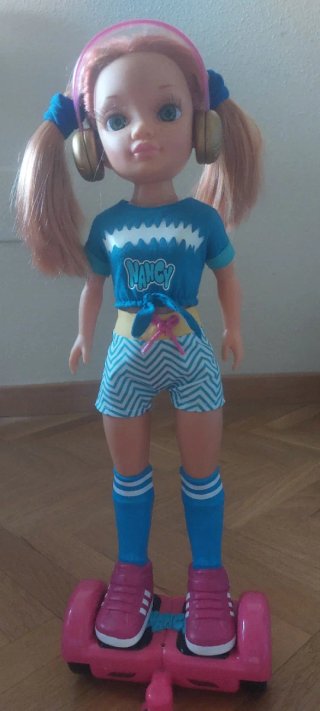 Muñeca Nancy con Hoverboard y Auriculares