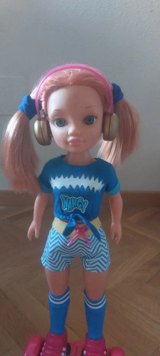 Muñeca Nancy con Hoverboard y Auriculares