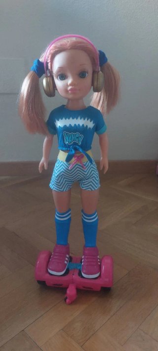 Muñeca Nancy con Hoverboard y Auriculares