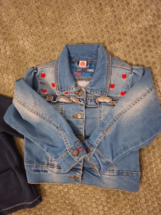 Chaqueta vaquera y sudadera niña