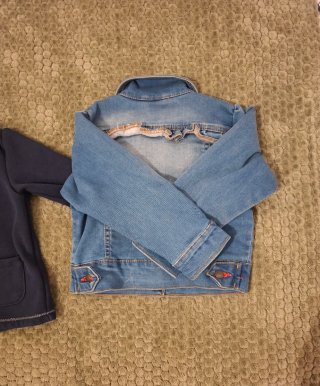 Chaqueta vaquera y sudadera niña