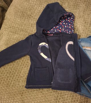 Chaqueta vaquera y sudadera niña