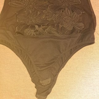Body nero con fiori in pizzo
