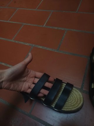 Sandalias negras ajustables