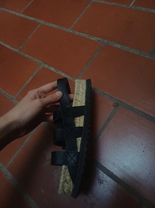 Sandalias negras ajustables