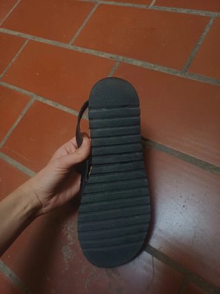 Sandalias negras ajustables