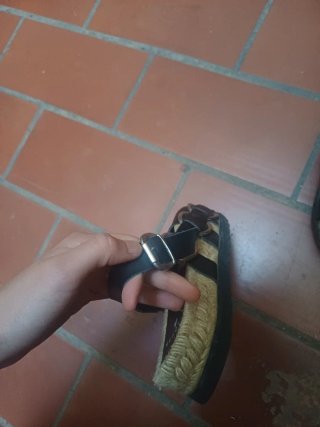 Sandalias negras ajustables