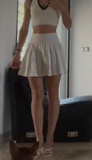 Falda blanca plisada