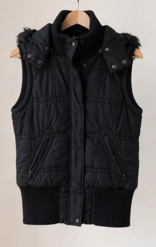 Chaleco negro con capucha y pelo