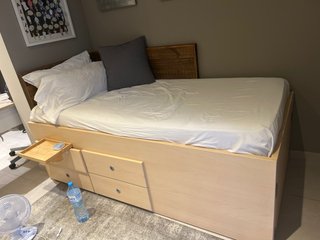 Cama con arcón y cajones de madera