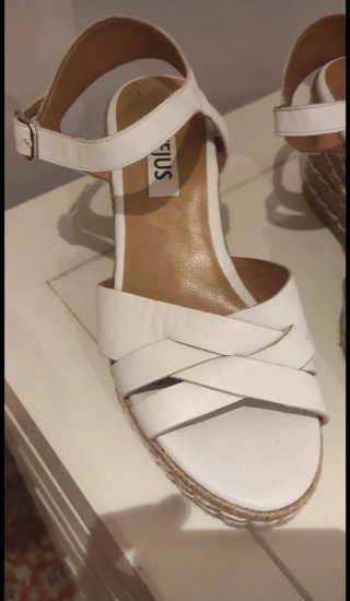 Sandalias de piel blancas