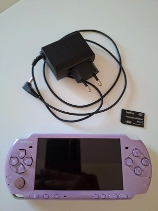 PSP 3004 Morada + Tarjeta 8GB + Cargador