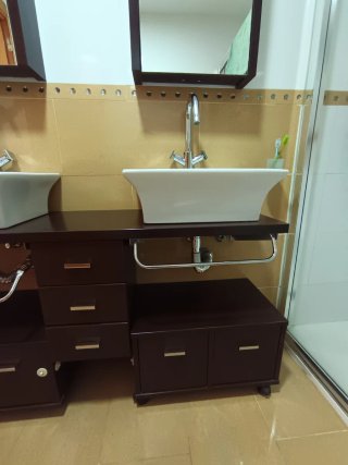 Mueble de baño doble con armarios y espejos