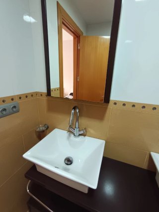 Mueble de baño doble con armarios y espejos