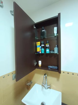 Mueble de baño doble con armarios y espejos