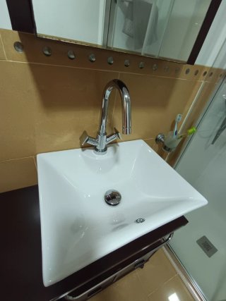 Mueble de baño doble con armarios y espejos