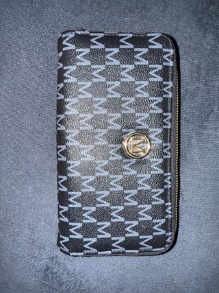 Cartera con monograma M y cremallera