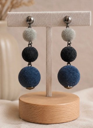 Pendientes pompones grises, negros y azules